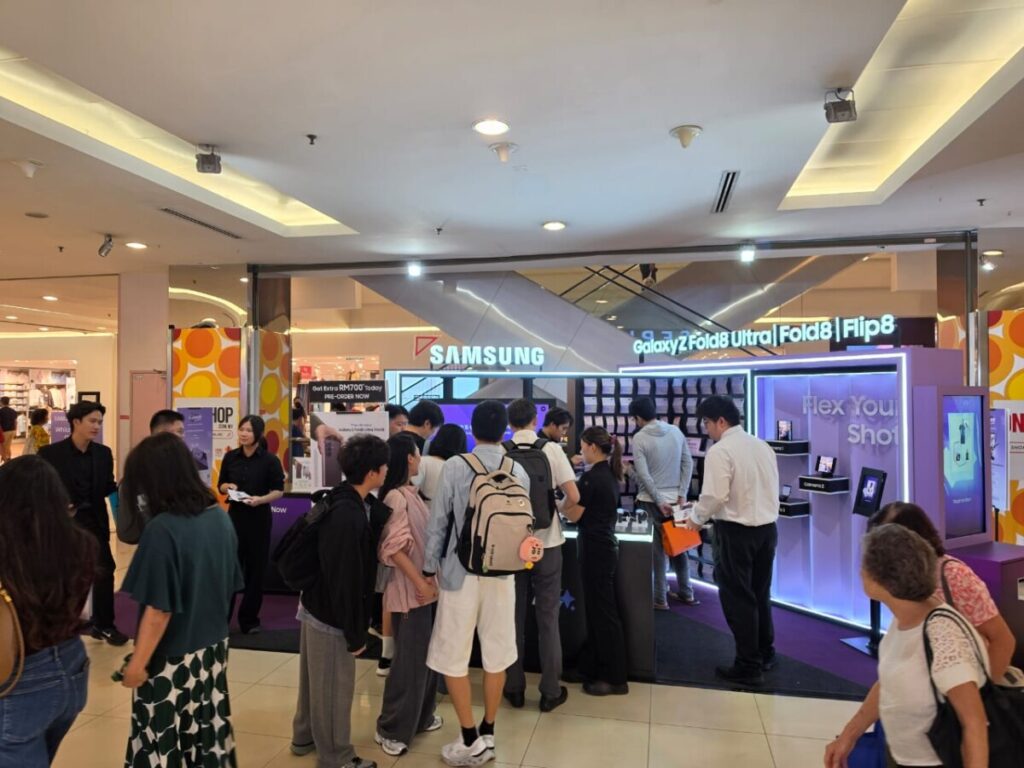 Customers at Galaxy Z8 Series Pop-Up Event in Malaysia.jpeg