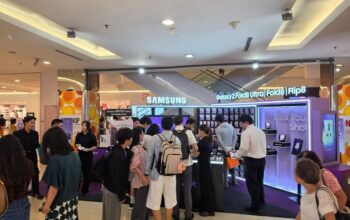 Customers at Galaxy Z8 Series Pop-Up Event in Malaysia.jpeg