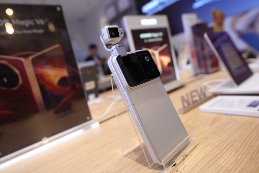 HONOR Robot Phone seen at the HONOR Magic V6 First Day Sale.jpg