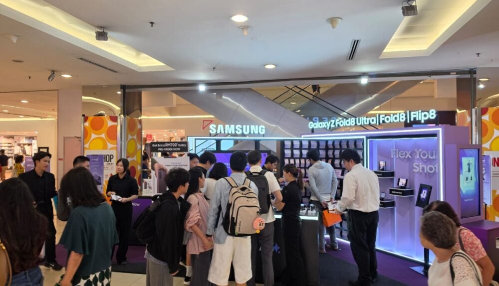 Customers at Galaxy Z8 Series Pop-Up Event in Malaysia.jpeg