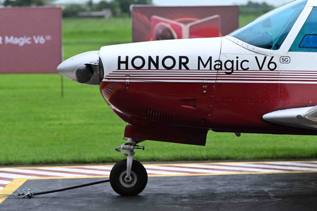 HONOR Magic V6 vs Aircraft 7.jpg
